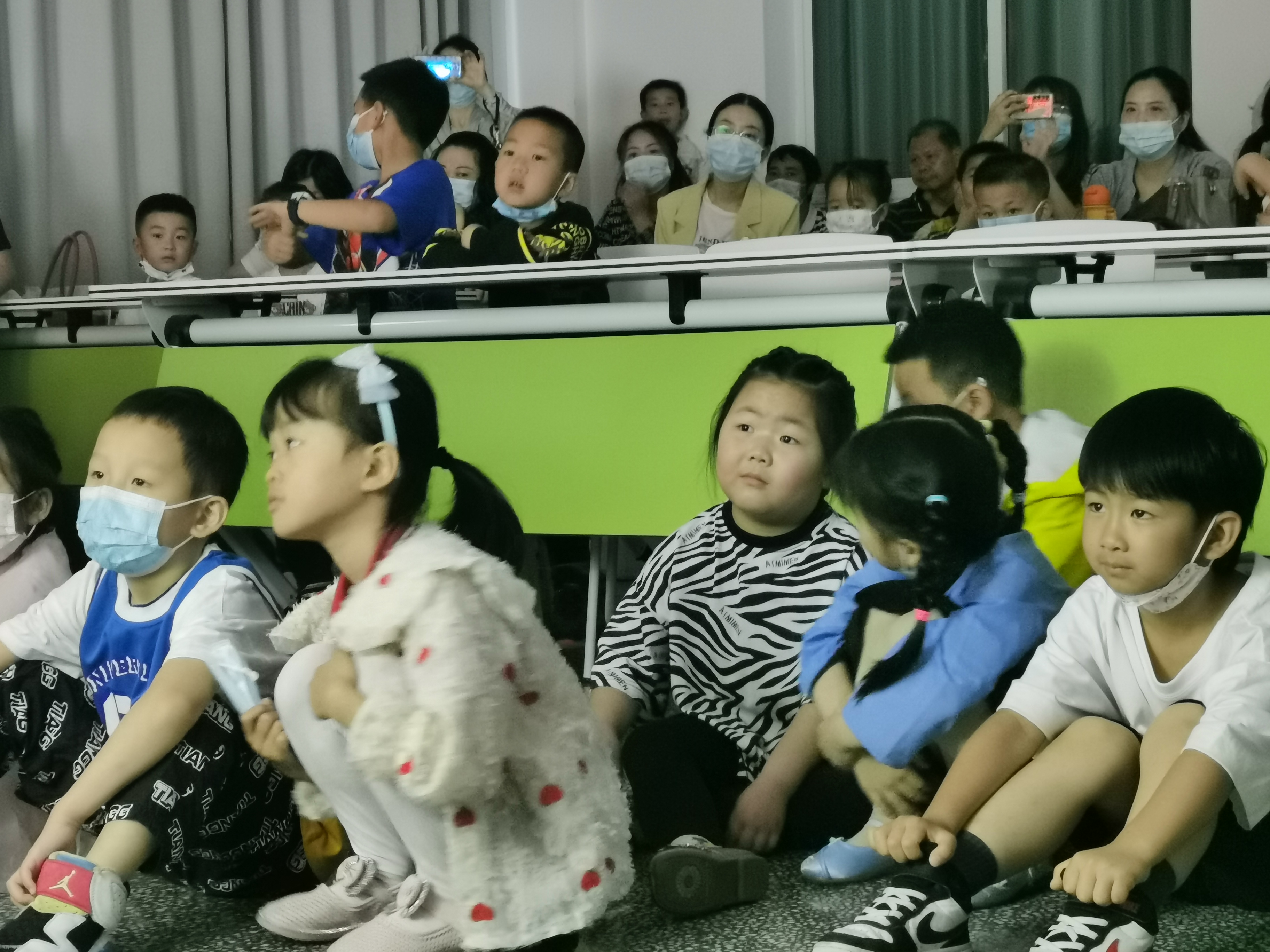 孩子们对安康道情皮影戏好奇.jpg